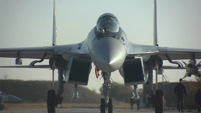 Rusiya Su-35 VKS qırıcısının döyüş işinin görüntülərini yaydı - VİDEO